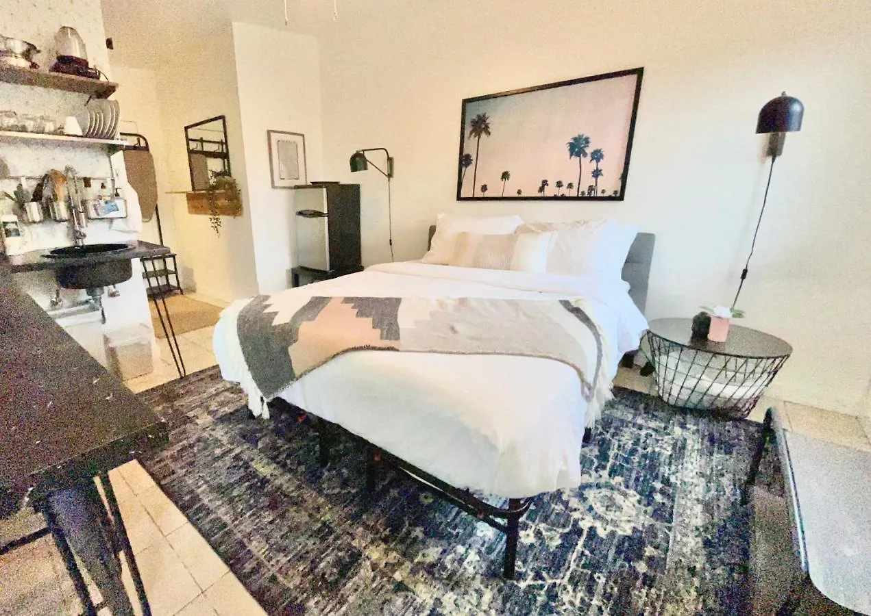 הקונטקטים של Spotless Modern Studio
